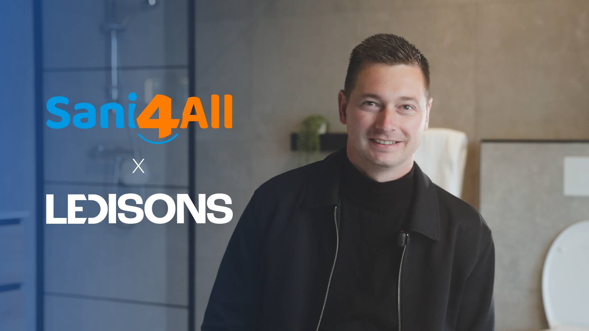 Sani4All en Ledisons samenwerking video thumbnail met badkameradviseur in showroom