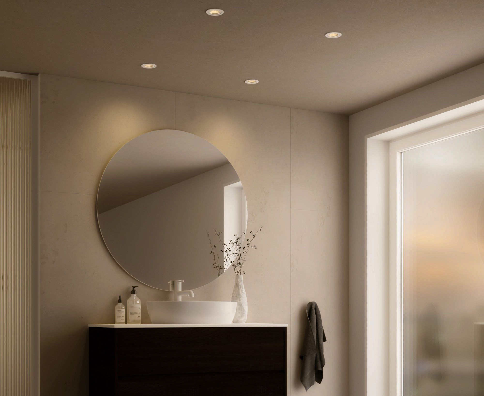 Sfeerverlichting met warm licht van 3000K in moderne badkamer met inbouwspots